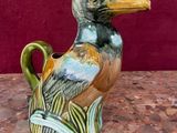 un oiseau perché sur un vase posé sur une table