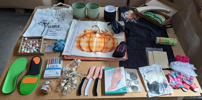 une table sur laquelle se trouvent de nombreux objets et une tasse de café posée sur la table