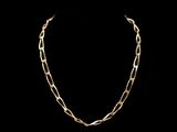 un collier en or sur fond noir