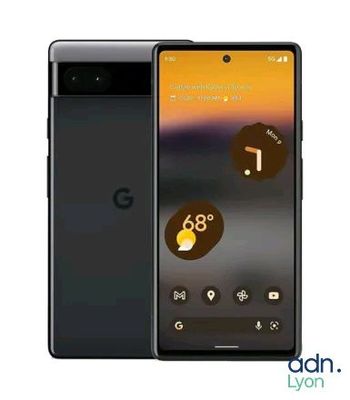 un téléphone Google Pixel noir posé sur un fond blanc