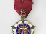 médaille ornée d'un ruban rouge et d'un insigne bleu et blanc