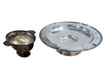 une assiette en argent et une tasse en argent placées l'une à côté de l'autre