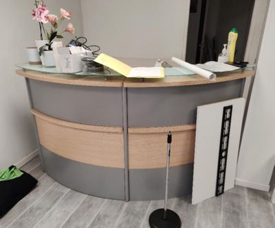 SUR DÉSIGNATION Mobilier de bureau comprenant : - bureau d'a…