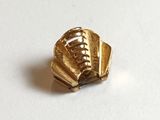 gros plan d'une bague en or sur une surface blanche