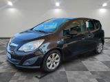 la petite voiture noire est garée dans une grande pièce