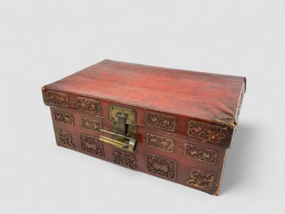 147/ Chine du Sud, fin XIXe siècle Malle en bois et cuir laq…