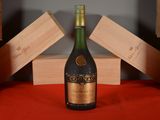 une bouteille de vin posée sur une table