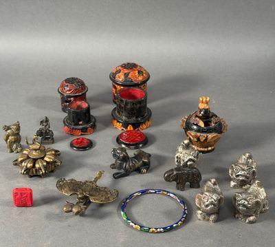 Plusieurs types de figurines asiatiques sont exposées sur un support gris.