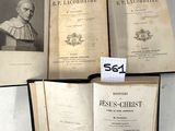 plusieurs vieux livres sont empilés sur une table