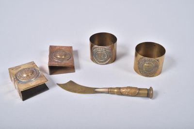 plusieurs objets en laiton, notamment un couteau, une serviette et un porte-serviette