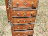 une commode ancienne au milieu d'un champ