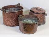 trois pots posés les uns à côté des autres sur une table