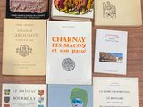 plusieurs livres posés sur une table, qui se trouve elle-même posée sur une autre table