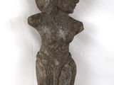 une image représentant une statue de femme sur fond blanc