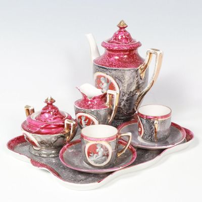 JIMIA Un tête à tête en porcelaine aux émaux polychromes, co…