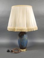 Lampe en céramique à glaçure bleue et brune.
