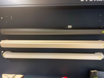 une étagère sur laquelle sont disposées plusieurs lumières