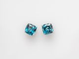 une paire de boucles d'oreilles en topaze bleue sur fond blanc