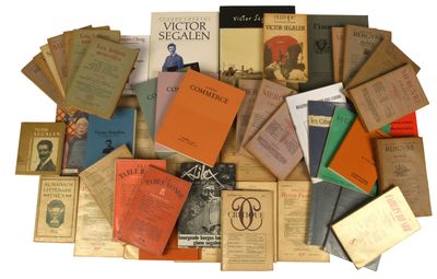 une pile de livres empilés les uns sur les autres