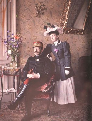 un homme et une femme assis sur une chaise