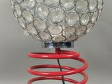 une lampe posée sur un filament rouge