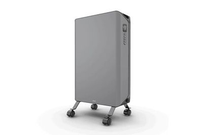 un gros plan d'un radiateur gris monté sur roulettes, posé sur une surface blanche