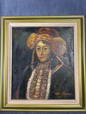 tableau représentant une femme coiffée d'un chapeau à plumes, dans un cadre doré sur fond bleu