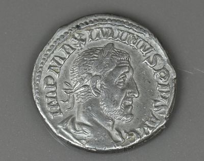 une pièce d'argent portant l'image d'un homme