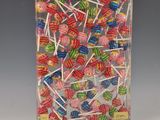 une photo d'un sachet de sucettes posé sur une table