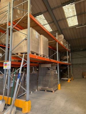 un grand entrepôt rempli de boîtes et de palettes
