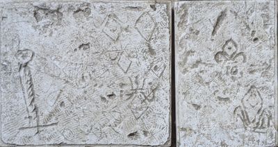 deux dalles de pierre ornées de dessins représentant des personnes et des animaux