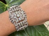 Quelqu'un porte un bracelet orné de nombreux diamants.