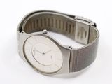 gros plan d'une montre-bracelet sur une surface blanche