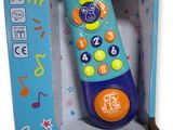 télécommande jouet bleue et orange dans une boîte ornée de notes de musique