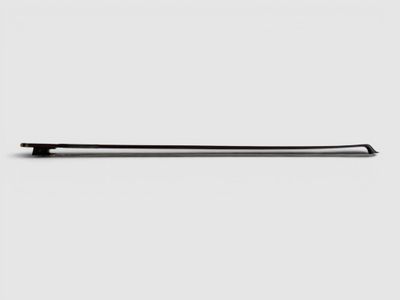 une photo en noir et blanc d'une brosse à dents posée sur une surface blanche