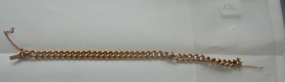 un bracelet en or exposé dans une vitrine