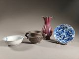 trois vases et un bol posés sur une table