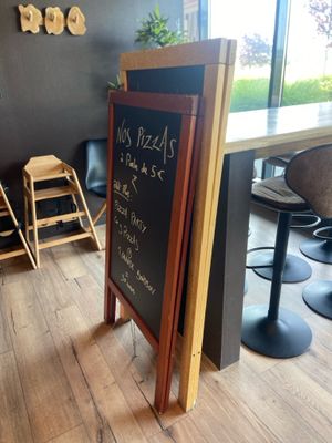 un tableau noir posé par terre dans un restaurant