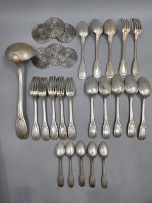 beaucoup de cuillères et de fourchettes en argent sur la table