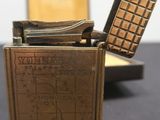 un briquet posé sur une table à côté d'une boîte
