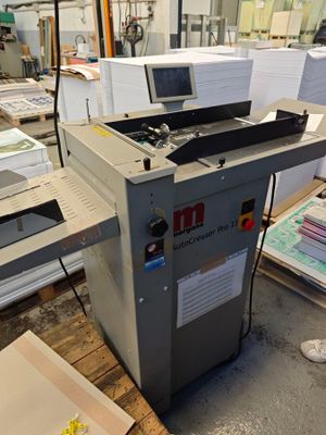 une machine posée sur une table dans une pièce