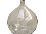 un vase en verre posé sur une surface blanche