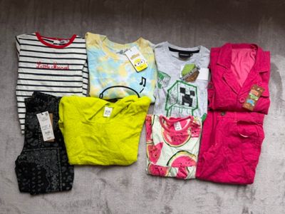 de nombreux vêtements de toutes sortes étalés par terre