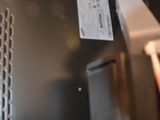 un gros plan d'un micro-ondes dont la porte est ouverte