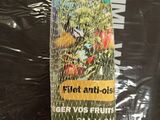 un sac de fruits posé sur une table