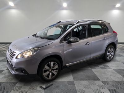 la voiture argentée est garée dans le garage sur un sol en damier