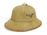 un vieux chapeau orné d'un oiseau sur le côté