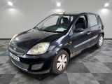 la photo d'une petite voiture noire garée dans un garage