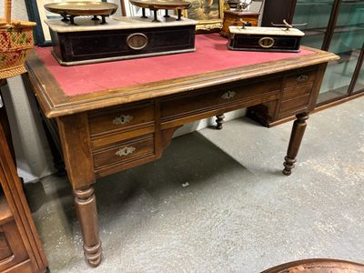 Bureau plat ouvrant à 5 tiroirs, plateau gainé de tissu roug…