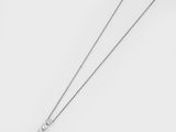 gros plan d'un collier sur une surface blanche